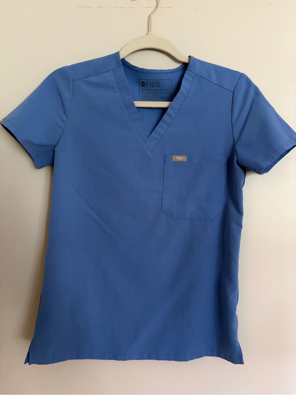 FIGS Women’s Classic V-Neck Scrub Top — Blue